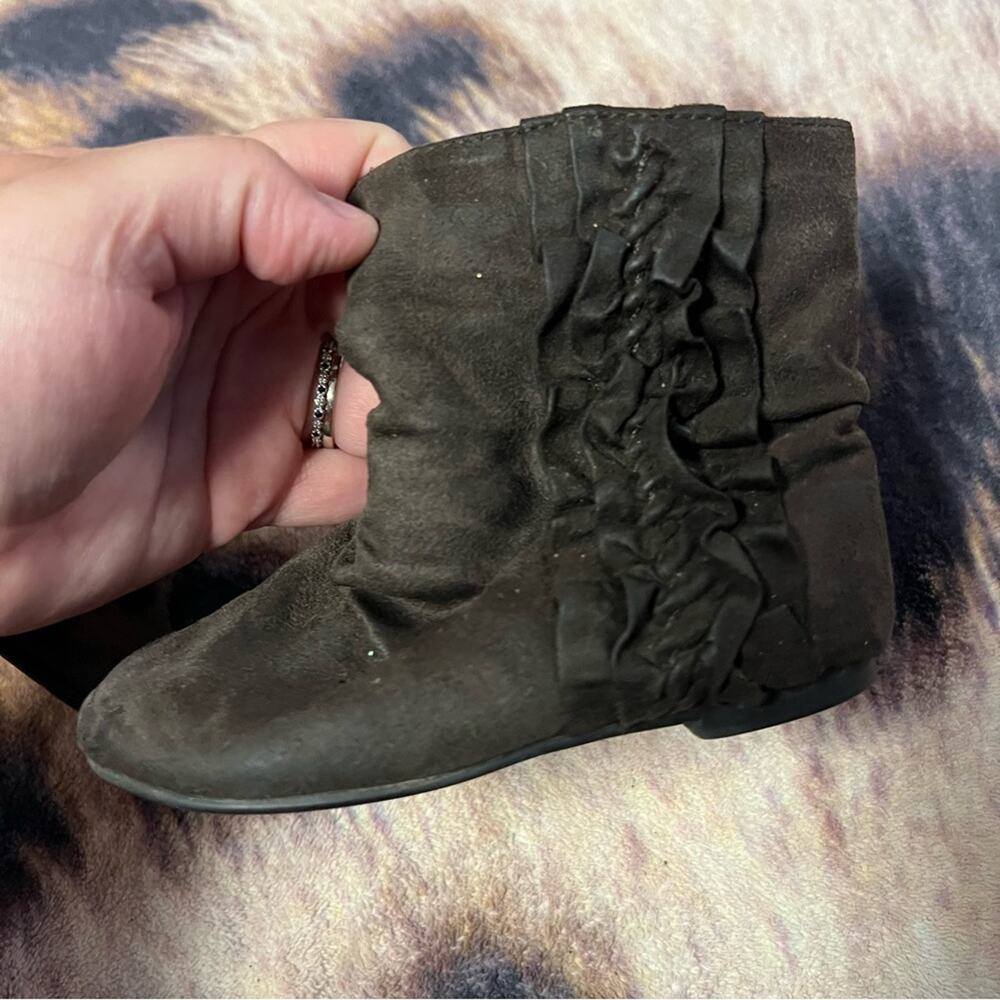 Falls Creek Soft Brown Ruffled Side Booties Baby Girls Size 6 - Picture 3 of 9